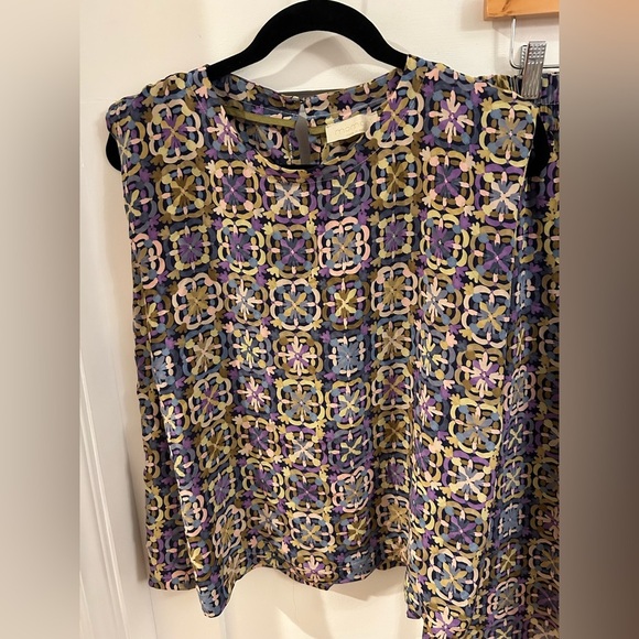 Momoni silk geometric sleeveless blouse pant set - Picture 2 of 9